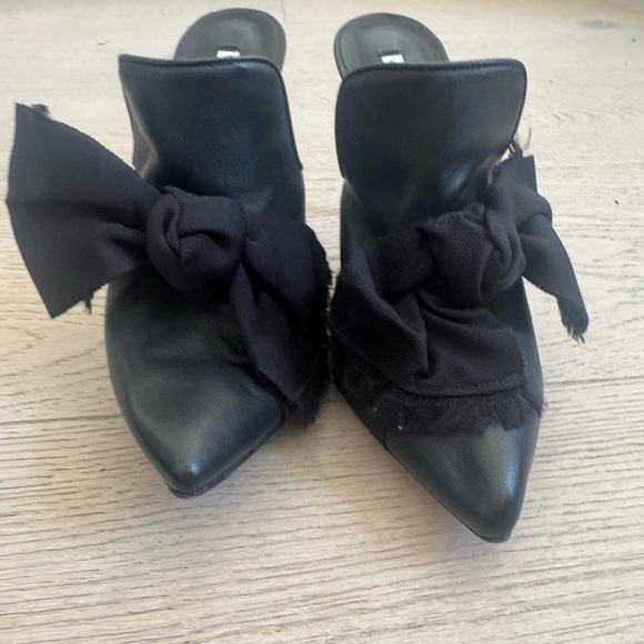 Veronica Beard
Leather Bow Accents Mules black 
Women's Size 37.5 - Picture 10 of 15